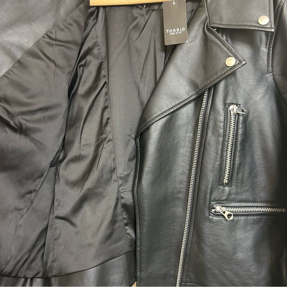NWT Torrid Faux Leather Asymmetrical Moto Jacket in Black - Picture 6 of 12
